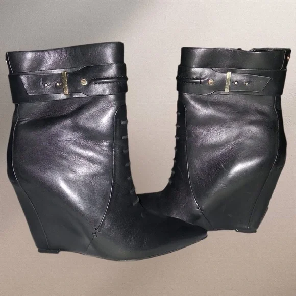 RACHEL Rachel Roy Black Leather Wedge Heel Boot Gold Accents Buckles Size 7 - Picture 4 of 14